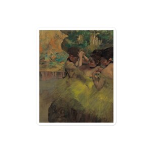 Puede incluir: Una pintura de tres bailarinas con trajes verdes y amarillos. Las bailarinas est&aacute;n en grupo, con los brazos alrededor de la otra. El fondo es una imagen borrosa de un escenario o un jard&iacute;n.