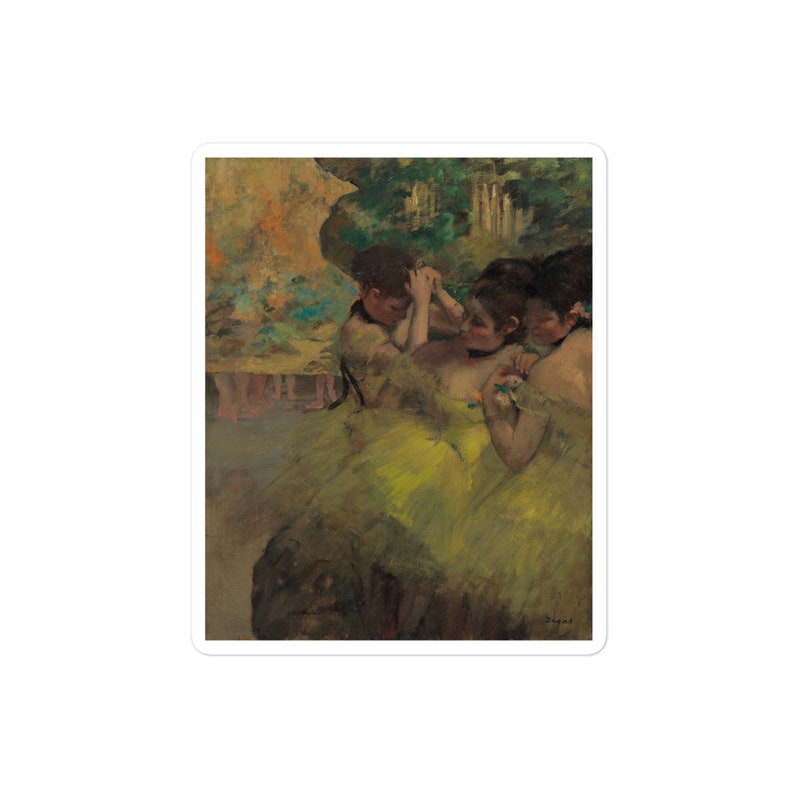 Puede incluir: Una pintura de tres bailarinas con trajes verdes y amarillos. Las bailarinas est&aacute;n en grupo, con los brazos alrededor de la otra. El fondo es una imagen borrosa de un escenario o un jard&iacute;n.