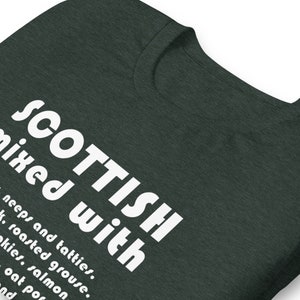 Może przedstawiać: Ciemnozielony T-shirt z białym tekstem, kt&oacute;ry brzmi "SCOTTISH mixed with neeps and tatties, roasted grouse, kkies, salmon oat por nd"
