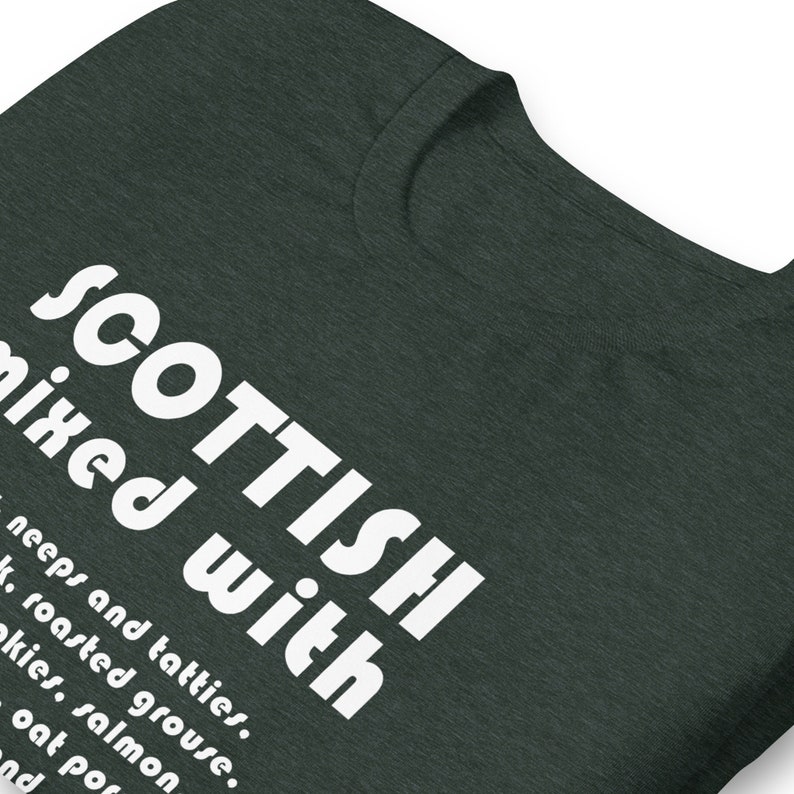 Może przedstawiać: Ciemnozielony T-shirt z białym tekstem, kt&oacute;ry brzmi "SCOTTISH mixed with neeps and tatties, roasted grouse, kkies, salmon oat por nd"