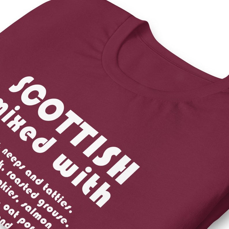 Może przedstawiać: Bordowy t-shirt z białym napisem "SCOTTISH mixed with neeps and tatties, roasted grouse, kkies, salmon, oat por and"