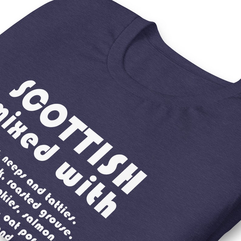 Może przedstawiać: Koszulka w kolorze granatowym z białym nadrukiem "SCOTTISH mixed with neeps and tatties, roasted grouse, kkies, salmon oat po and"