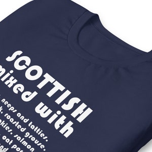 Może przedstawiać: Koszulka w kolorze granatowym z białym nadrukiem "SCOTTISH mixed with neeps and tatties, roasted grouse, kkies, salmon, oat por and"