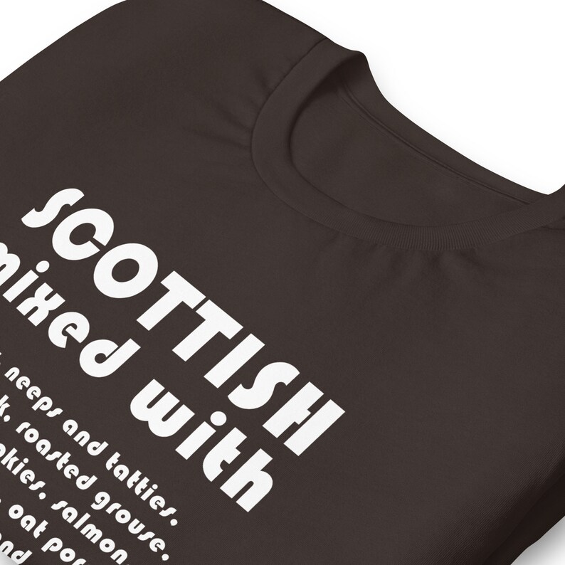 Może przedstawiać: Ciemnobrązowy t-shirt z białym napisem "SCOTTISH mixed with neeps and tatties, roasted grouse, akies, salmon, oat por, and"