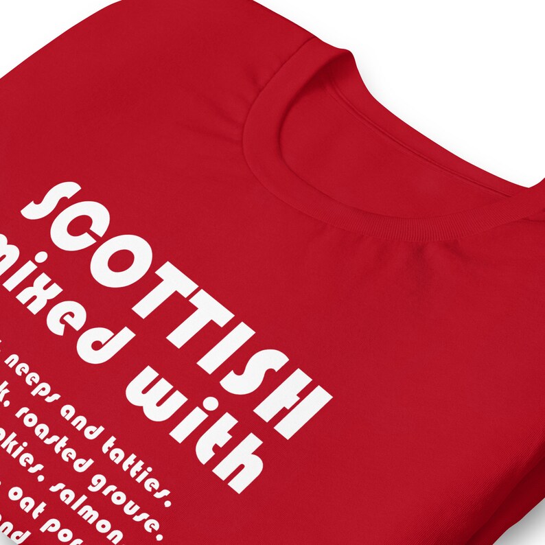 Może przedstawiać: Czerwona koszulka z białym napisem "SCOTTISH mixed with neeps and tatties, roasted grouse, kkies, salmon oat por nd"