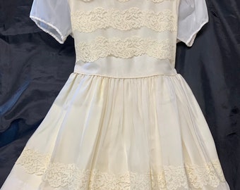 1960’s Girls Communion Dress & Veil, Vintage Dresses, Nostalgia, Collectibles, Religious Apparel, Memorabilia