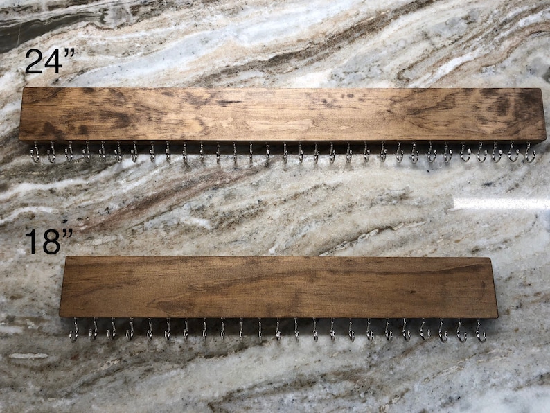 Puede incluir: Dos organizadores de joyas de madera con ganchos de metal. El organizador superior mide 61 cm de largo y el organizador inferior mide 46 cm de largo.