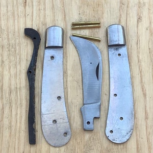 以下が含まれることがあります： ナイフキット用の金属部品5点。部品はブレード、スケール2枚、バックスプリング、真鍮ピン3本です。