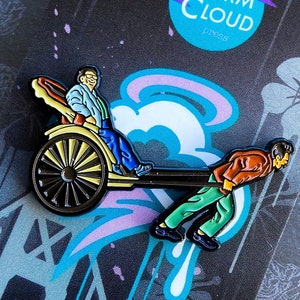 Könnte beinhalten: Eine schwarz-weiße Emaille-Anstecknadel, die eine Person in einem gelben Hemd zeigt, die einen Rikscha fährt, während eine andere Person in einem roten Hemd den Rikscha zieht. Die Anstecknadel hat einen blauen, violetten und weißen Hintergrund mit einer schwarz-weißen Brücke im Hintergrund. Die Anstecknadel trägt den Text "STORM CLOUD PRESS" am unteren Rand.