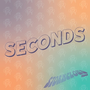 Peut inclure: Un fond dégradé avec un motif répétitif de nuages blancs avec des éclairs. Le mot "SECONDS" est en grandes lettres 3D en gras de couleur violette. Le texte "STORMCLOUD PRESS" est en police plus petite et est incliné en diagonale dans le coin inférieur droit.
