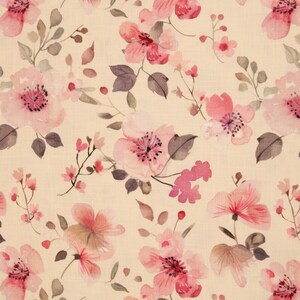Könnte beinhalten: Nahaufnahme eines floralen Musters mit rosa Blüten und Knospen mit dunkelrosa Zentren und braunen Blättern auf cremefarbenem Hintergrund. Das Muster wiederholt sich über den Stoff.