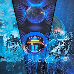 Könnte beinhalten: Ein lebendiges, digital erstelltes Weltraumdesign mit Astronauten, Planeten und futuristischen Stadtlandschaften. Das Kunstwerk enthält Blautöne, wobei das Wort "SPACE" prominent dargestellt wird. Das Design enthält den Text "OUTERSPACE ADVENTURER" und "ASTRONAUT".