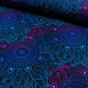 Könnte beinhalten: Ein Stoff mit einem sich wiederholenden Mandala-Muster in leuchtenden Blau-, Lila- und Magentatönen auf tiefschwarzem Grund. Das Design besteht aus komplexen kreisförmigen Motiven, stilisierten Blütenblättern und feinen Linien.