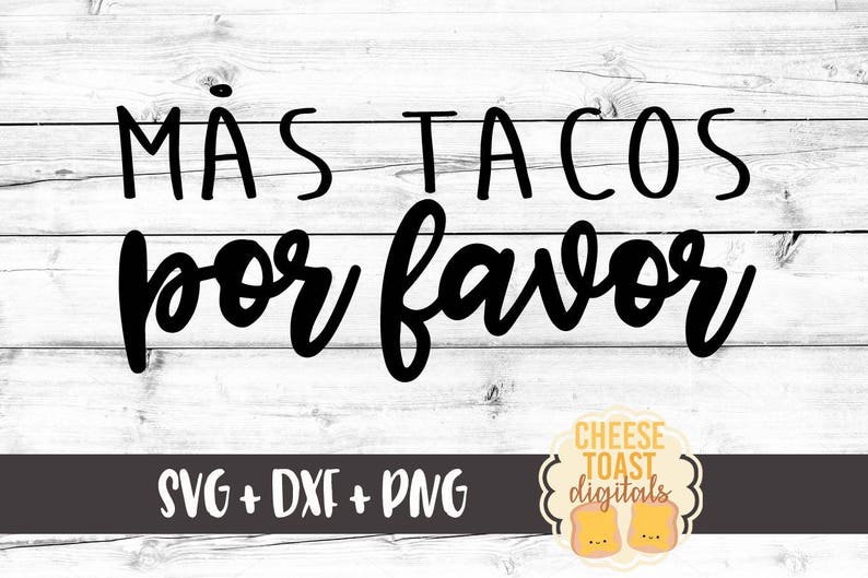 Op de afbeelding: Zwarte en witte tekst op een witte houten achtergrond die "M&aacute;s tacos por favor" luidt. Onder de tekst bevindt zich een zwarte rechthoek met de tekst "SVG + DXF + PNG" in wit. Daaronder bevindt zich een logo voor "Cheese Toast Digitals" met een cartoonafbeelding van twee toastjes met gezichten.
