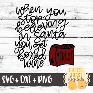 Könnte beinhalten: Ein weißer Holzgrund mit schwarzem Text, der "When you stop believing in Santa you get boxed wine" lautet. Neben dem Text befindet sich eine rote Weinkiste mit dem Wort "Merlot" darauf. Der Text "SVG + DXF + PNG" befindet sich am unteren Rand des Bildes. Ein Logo mit dem Text "CHEESE TOAST digitals" befindet sich in der unteren rechten Ecke des Bildes.
