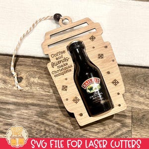 Ornement de porte-bouteille d'alcool Shooter SVG, ornement de bouteille de shot SVG, cadeau de Noël alcool drôle, mini porte-bouteille Bailey's Coffee Cup