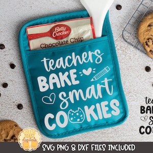 Może przedstawiać: Turkusowa rękawica do piekarnika z napisem "teachers bake smart cookies" w kolorze białym. Rękawica ma w kieszeni czerwony i biały pakiet mieszanki do pieczenia ciasteczek z czekoladą Betty Crocker.