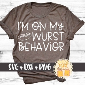 以下が含まれることがあります： 茶色のTシャツに白い文字で「I'm on my wurst behavior」と書かれています。 「wurst」の文字の上に、漫画のホットドッグが描かれています。 Tシャツの下部には「SVG + DXF + PNG」の文字があります。 右下には「Cheese Toast Digitals」のロゴがあります。