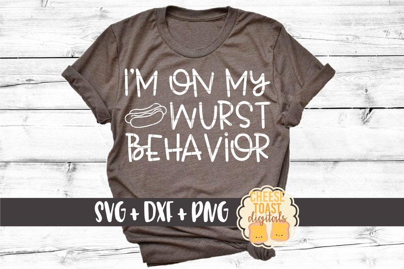 以下が含まれることがあります： 茶色のTシャツに白い文字で「I'm on my wurst behavior」と書かれています。 「wurst」の文字の上に、漫画のホットドッグが描かれています。 Tシャツの下部には「SVG + DXF + PNG」の文字があります。 右下には「Cheese Toast Digitals」のロゴがあります。