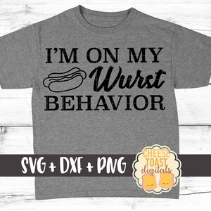 Può includere: Una maglietta grigia con il testo "I'm on my Wurst Behavior" e un cartone animato di un hot dog. Il testo "SVG + DXF + PNG" è nella parte inferiore della maglietta. Un logo per "Cheese Toast Digitals" è nell'angolo in basso a destra.