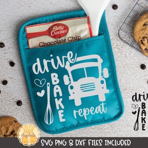 以下が含まれることがあります： 白いバスのシルエットと「drive bake repeat」の文字が書かれたターコイズブルーのオーブンミット。文字は白で、白い泡立て器とハートが描かれている。オーブンミットは、チョコレートチップクッキーが置かれた白い表面の上にある。