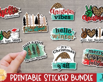 Könnte beinhalten: Druckbarer Aufkleber-Set mit 10 Designs zu Weihnachtsmotiven. Die Aufkleber haben verschiedene Designs, darunter Friedenszeichen, Bäume, Weihnachtsmann und Text wie "Hallo Winter" und "Frohe frohe frohe Weihnachten".
