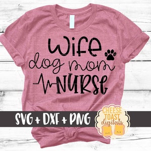 Peut inclure: Un t-shirt rose avec le texte "Wife dog mom -NURSE" en lettres noires. Une empreinte de patte est &agrave; c&ocirc;t&eacute; du mot "wife". Le texte "SVG + DXF + PNG" est en bas du t-shirt. Un petit logo avec le texte "CHEESE TOAST digitals" est en bas &agrave; droite.