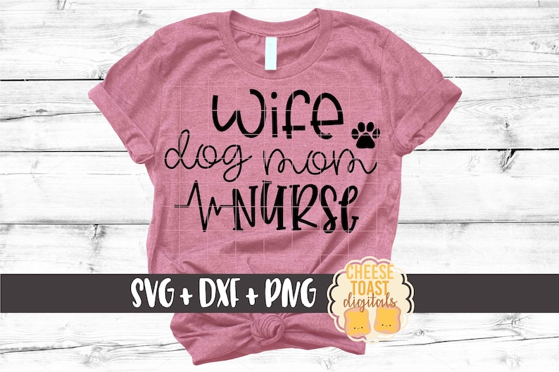 Peut inclure: Un t-shirt rose avec le texte "Wife dog mom -NURSE" en lettres noires. Une empreinte de patte est &agrave; c&ocirc;t&eacute; du mot "wife". Le texte "SVG + DXF + PNG" est en bas du t-shirt. Un petit logo avec le texte "CHEESE TOAST digitals" est en bas &agrave; droite.