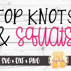 Può includere: Testo grafico nero e rosa su uno sfondo di legno bianco che recita "Top Knots & Squats". Il testo è in stile calligrafico. Sotto il testo c'è uno striscione nero con il testo "SVG + DXF + PNG" in bianco. Sotto lo striscione c'è un logo con il testo "Cheese Toast Digitals" in bianco con una grafica di toast di cartone animato giallo e arancione.