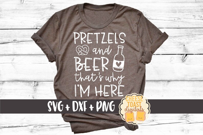 以下が含まれることがあります： 白い文字で「Pretzels and Beer that's why I'm here」と書かれた茶色のTシャツ。Tシャツにはプレッツェルとビール瓶のグラフィックが描かれている。Tシャツの下部には「SVG + DXF + PNG」という文字が書かれている。Tシャツの右下には円の中に「CHEESE TOAST digitals」という文字が書かれている。