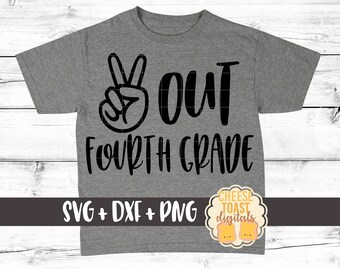 Op de afbeelding: Een grijs T-shirt met zwarte tekst die "Peace Out Fourth Grade" luidt met een peace-tekenafbeelding. De tekst "SVG + DXF + PNG" is ook zichtbaar op het T-shirt. Een klein logo met de tekst "Cheese Toast Digitals" bevindt zich in de rechterbenedenhoek.