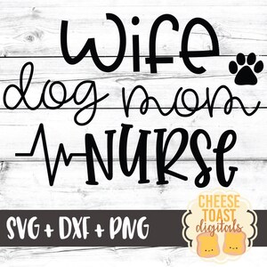 Peut inclure: Graphique de texte noir et blanc sur un fond de bois blanc. Le texte dit "wife dog mom -NURSE" avec un symbole de patte. Le graphique est destin&eacute; &agrave; un t&eacute;l&eacute;chargement num&eacute;rique de fichiers SVG, DXF et PNG.