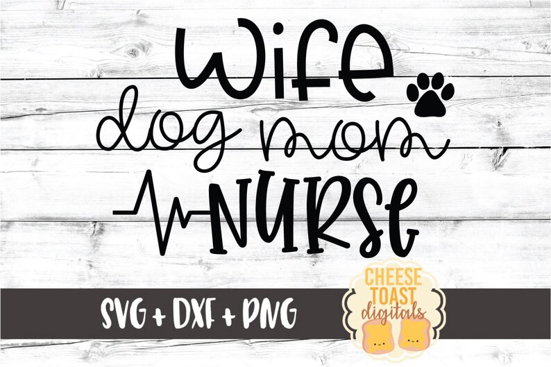 Peut inclure: Graphique de texte noir et blanc sur un fond de bois blanc. Le texte dit "wife dog mom -NURSE" avec un symbole de patte. Le graphique est destin&eacute; &agrave; un t&eacute;l&eacute;chargement num&eacute;rique de fichiers SVG, DXF et PNG.