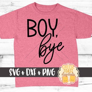 Può includere: Maglietta rosa con il testo "Boy, bye" in nero. La maglietta è su uno sfondo di legno bianco. Il testo "SVG + DXF + PNG" è nella parte inferiore della maglietta. Un logo per "Cheese Toast Digitals" è nell'angolo in basso a destra.