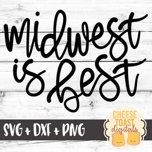 以下が含まれることがあります： 白い木製の背景に黒と白のテキストで「Midwest is best」と書かれています。テキストの下には、「SVG + DXF + PNG」という白いテキストが書かれた黒い長方形があります。その下には、「Cheese Toast Digitals」という白いテキストが書かれたロゴがあります。