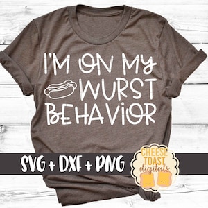 Può includere: Una maglietta marrone con il testo "I'm on my wurst behavior" in bianco. Un cartone animato di un hot dog è sopra la parola "wurst". Il testo "SVG + DXF + PNG" è in fondo alla maglietta. Un logo per "Cheese Toast Digitals" è nell'angolo in basso a destra.
