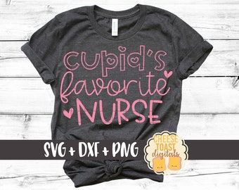 以下が含まれることがあります： ピンクの文字と小さなピンクのハートで「Cupid's favorite nurse」と書かれた濃いグレーのTシャツ。Tシャツの下部に白い文字で「SVG + DXF + PNG」と書かれている。