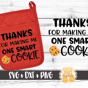 Pode incluir: Luva de forno vermelha com o texto "Obrigado por me fazer um biscoito inteligente" e um gráfico de biscoito. O texto "SVG + DXF + PNG" está na parte inferior da imagem.