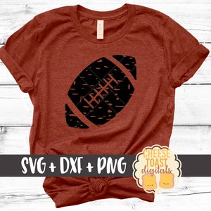 K&ouml;nnte beinhalten: Ein rotes T-Shirt mit einer schwarzen, abgenutzten Football-Grafik. Das Shirt hat einen geknoteten Saum und der Text "SVG + DXF + PNG" und "CHEESE TOAST digitals" ist auf dem Shirt zu sehen.