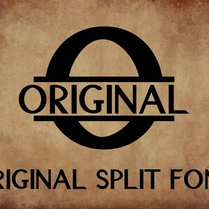 Puede incluir: Un diseño gráfico en blanco y negro con la palabra "ORIGINAL" dividida en dos con un círculo alrededor. El texto "ORIGINAL SPLIT FONT" está debajo del gráfico.