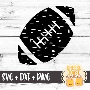 K&ouml;nnte beinhalten: Schwarz-wei&szlig;es, abgenutztes Design eines Fu&szlig;balls mit N&auml;hten. Das Design ist auf einem wei&szlig;en Holzgrund. SVG + DXF + PNG.
