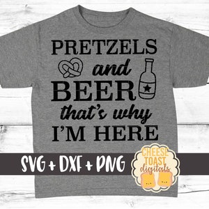 Pu&ograve; includere: Maglietta grigia con testo nero che dice "Pretzels and Beer that's why I'm here". &Egrave; incluso un grafico di pretzel e bottiglia di birra. La parte inferiore della maglietta ha il testo "SVG + DXF + PNG" e un logo che dice "Cheese Toast Digitals".