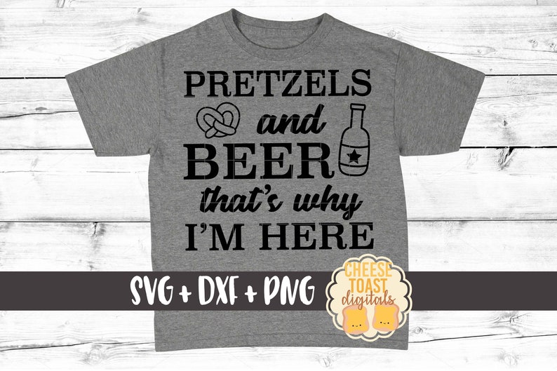 Pu&ograve; includere: Maglietta grigia con testo nero che dice "Pretzels and Beer that's why I'm here". &Egrave; incluso un grafico di pretzel e bottiglia di birra. La parte inferiore della maglietta ha il testo "SVG + DXF + PNG" e un logo che dice "Cheese Toast Digitals".
