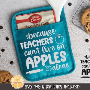 Pode incluir: Uma luva de forno azul turquesa com o texto "because teachers can't live on apples alone" em branco. A luva tem um bolso na parte superior com um pacote de mistura para assar de chocolate com gotas Betty Crocker.