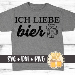 Pu&ograve; includere: Una maglietta grigia con il testo "ICH LIEBE bier" e una caraffa di birra disegnata in stile cartone animato. Il testo &egrave; in nero e la caraffa &egrave; delineata in nero. La maglietta ha il testo "SVG + DXF + PNG" e un logo che dice "CHEESE TOAST digitals".