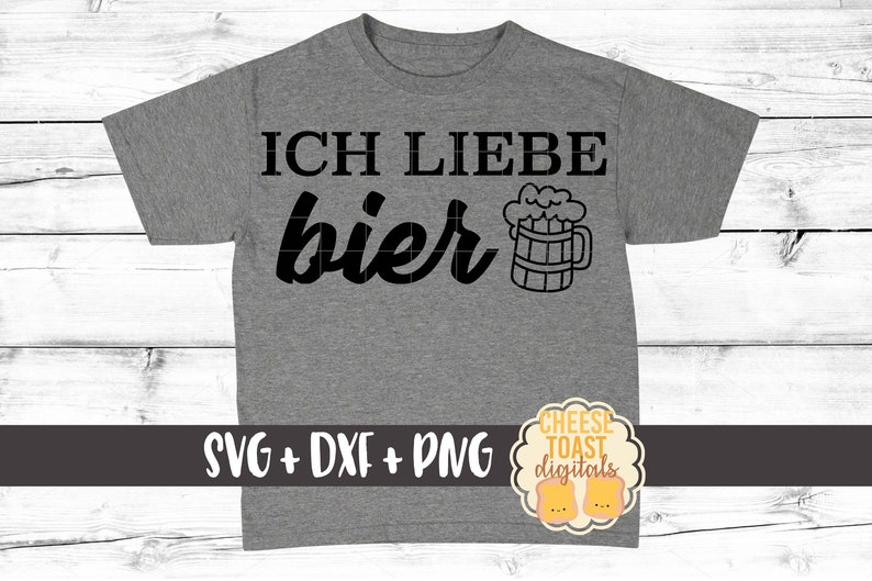 Pu&ograve; includere: Una maglietta grigia con il testo "ICH LIEBE bier" e una caraffa di birra disegnata in stile cartone animato. Il testo &egrave; in nero e la caraffa &egrave; delineata in nero. La maglietta ha il testo "SVG + DXF + PNG" e un logo che dice "CHEESE TOAST digitals".