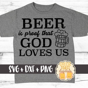 Pu&ograve; includere: Una maglietta grigia con il testo "BEER is proof that GOD LOVES US" in lettere nere. Un'illustrazione in bianco e nero di una boccale di birra si trova a destra del testo. Il testo "SVG + DXF + PNG" &egrave; nella parte inferiore della maglietta. Un piccolo logo con il testo "CHEESE TOAST digitals" si trova nell'angolo in basso a destra.