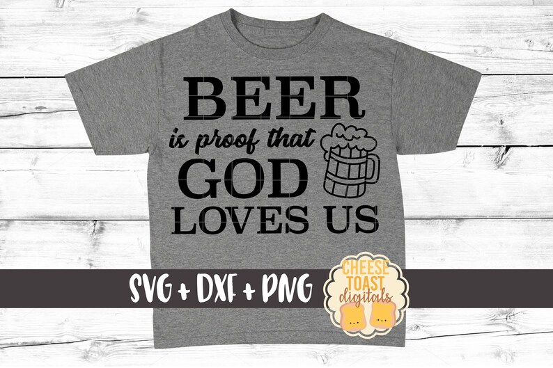 Pu&ograve; includere: Una maglietta grigia con il testo "BEER is proof that GOD LOVES US" in lettere nere. Un'illustrazione in bianco e nero di una boccale di birra si trova a destra del testo. Il testo "SVG + DXF + PNG" &egrave; nella parte inferiore della maglietta. Un piccolo logo con il testo "CHEESE TOAST digitals" si trova nell'angolo in basso a destra.