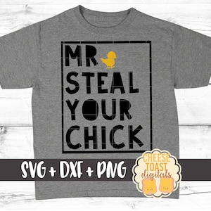 Op de afbeelding: Een grijs T-shirt met zwarte tekst die "Mr. Steal Your Chick" luidt en een kleine gele kuikenafbeelding. De tekst staat in een kader met een zwarte rand. De onderkant van het shirt heeft de tekst "SVG + DXF + PNG" en een klein logo met de tekst "Cheese Toast Digitals".
