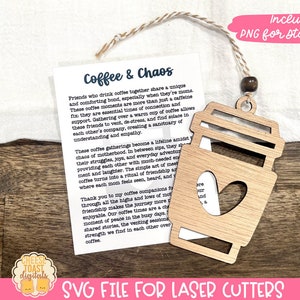 Coffee & Chaos - Ornamento de cartão de história SVG, presente para melhor amigo, mães amigas, presente de café, amuleto de carro, irmandade, designs de ornamento a laser